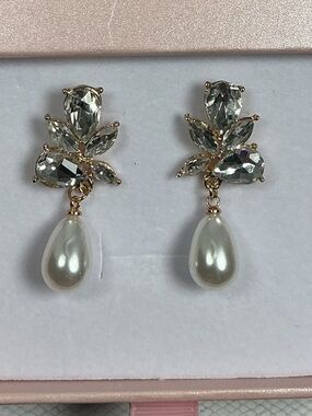 ⚜️ Pearl & Crystal Floral Bridal Goldtone Drop Earrings